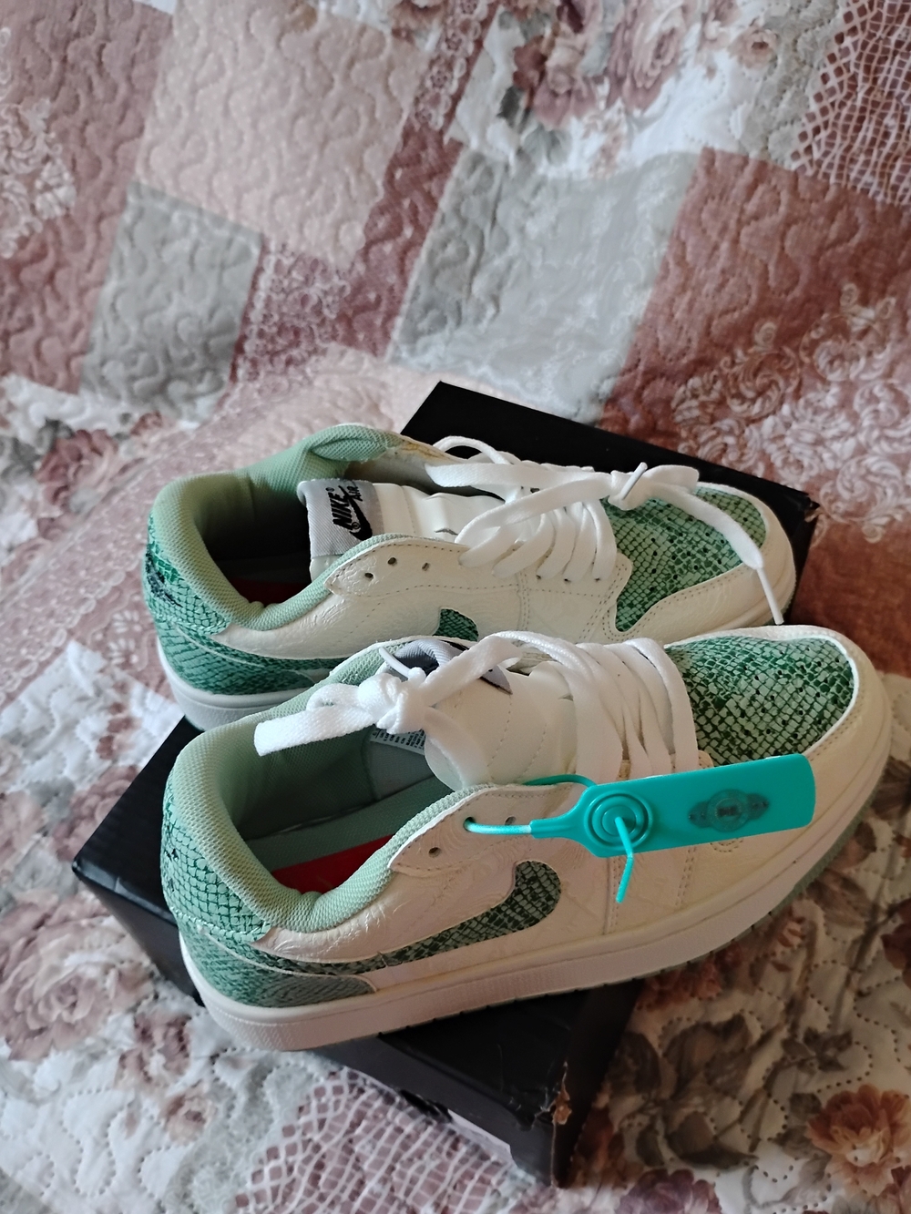Nike Men's White and Green Low-Top Sneakers